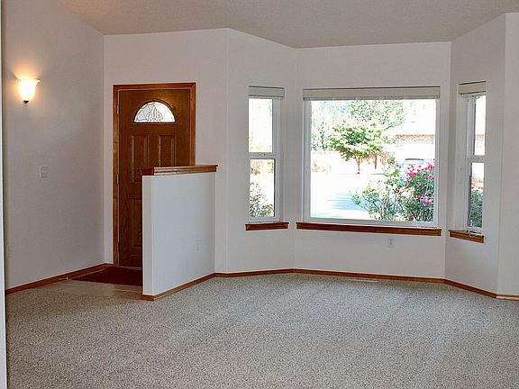 4th image of 3207 Sunset Dr