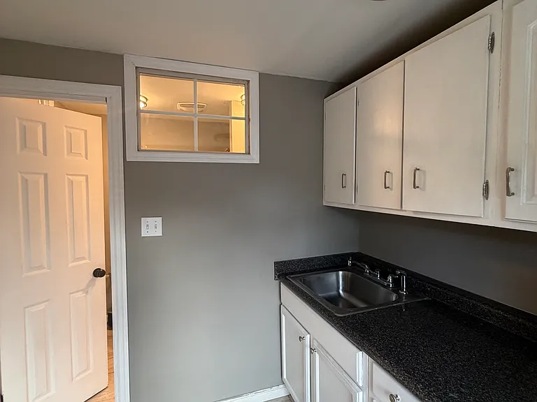 E Freedom Cir — Photo 5