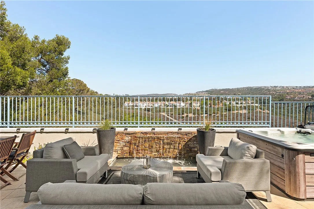 3 bed, 2.5 bath, 2301 sqft, $8,995 — Photo 3
