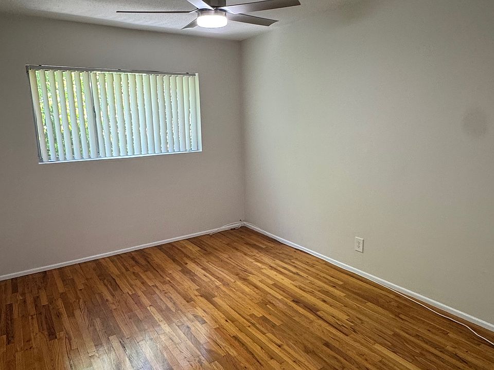 2nd bedroom with walk in closet