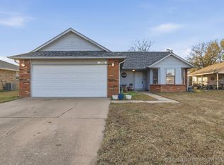 17740 S Santa Fe Pl, Mounds, OK 74047