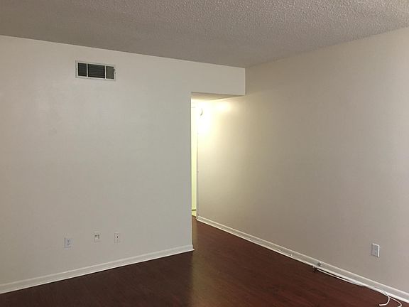 5th image of 209 NE Lincoln Cir N APT 405