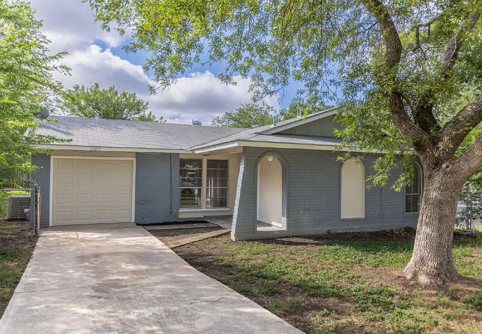 3 bed, 2.0 bath, 921 sqft, $1,385 — Photo 2