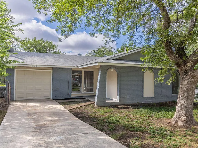 2306 Fairhill St — Photo 2