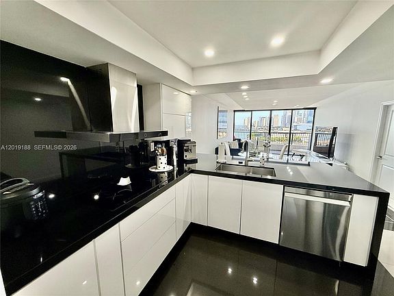 4th image of 555 NE 15th St APT 15H