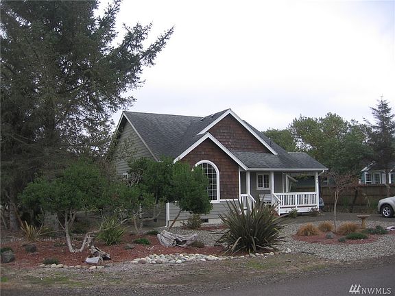 2nd image of 698 Island Cir SE