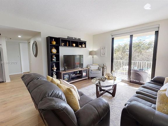 4th image of 901 Hillcrest Dr APT 402