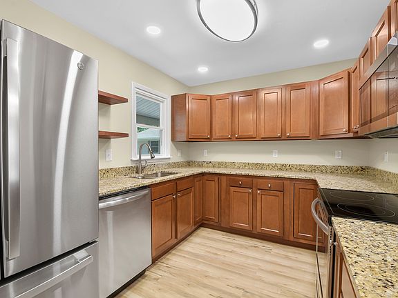 3rd image of 2205 Glenoak Dr