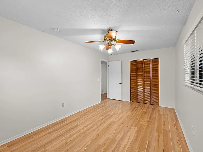 1363 Essex Dr — Photo 21