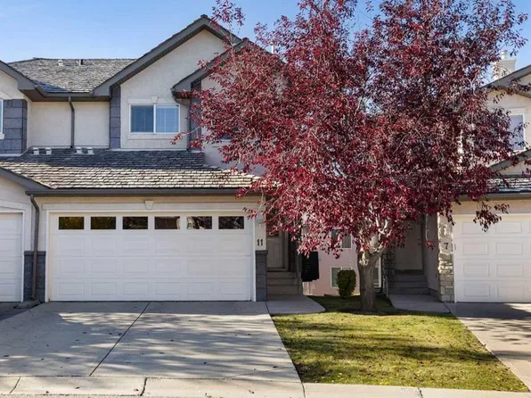 11 NE Royal Crest Ct NW, Calgary, AB T3G 5W3