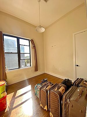 4th image of 563 Evergreen Ave #3