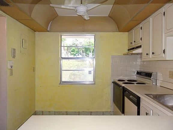 Eat-in kitchen
