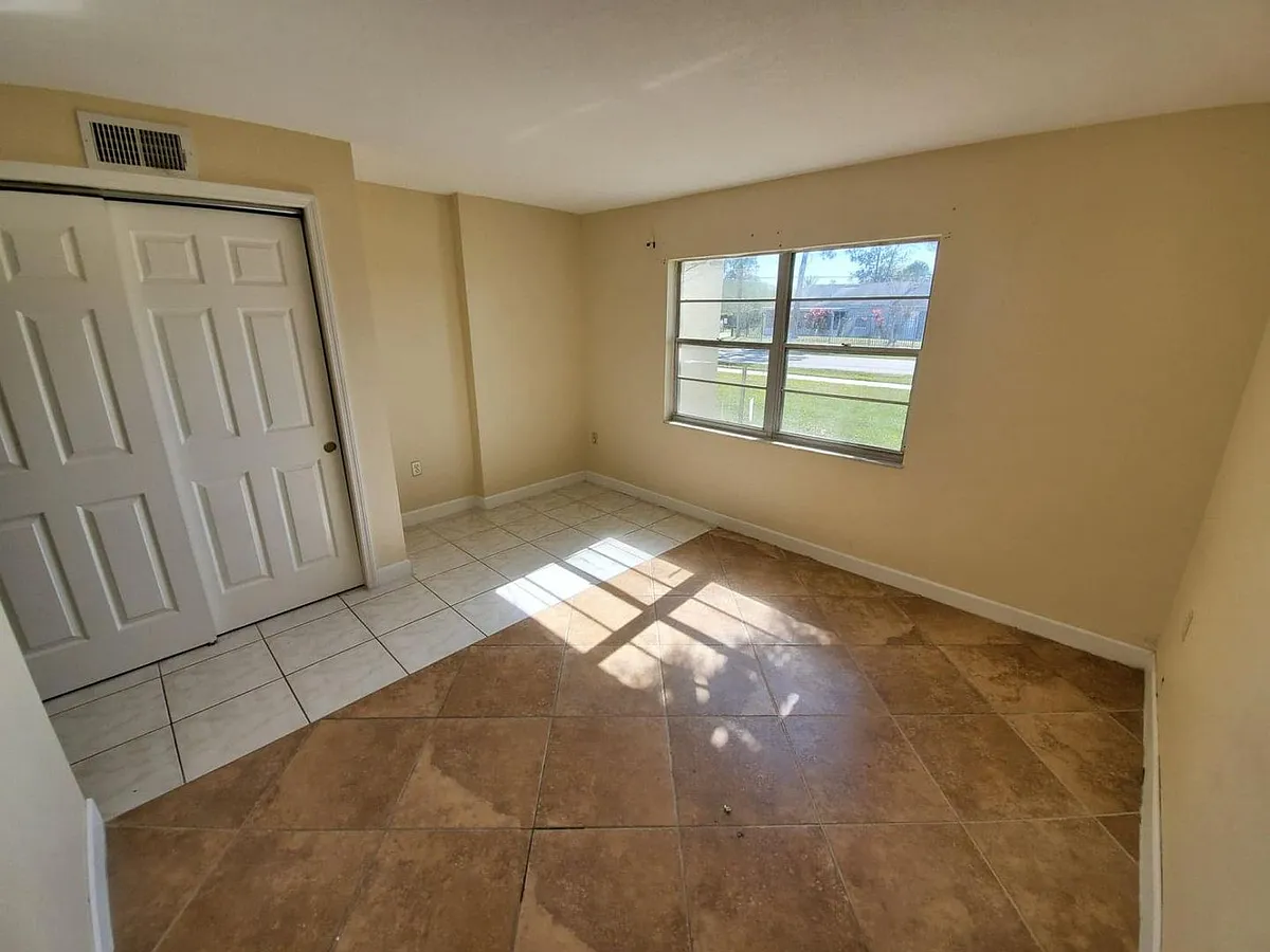 Building Photo - 290 Flower Ln #10