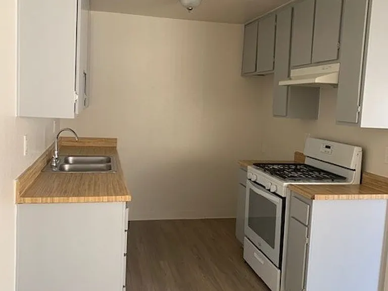 Laurel Canyon Apartments — Photo 10