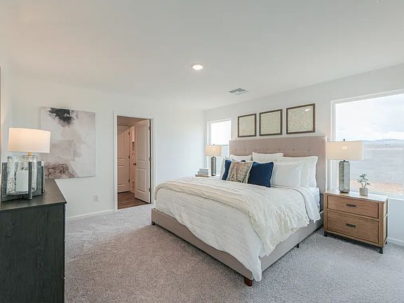 5th image of 1043 W Elliot St