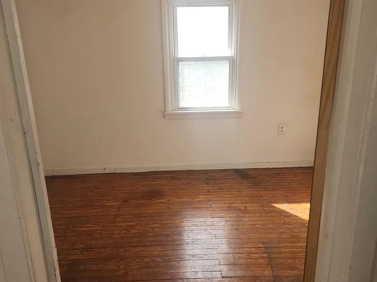 59 Graham Ave — Photo 2