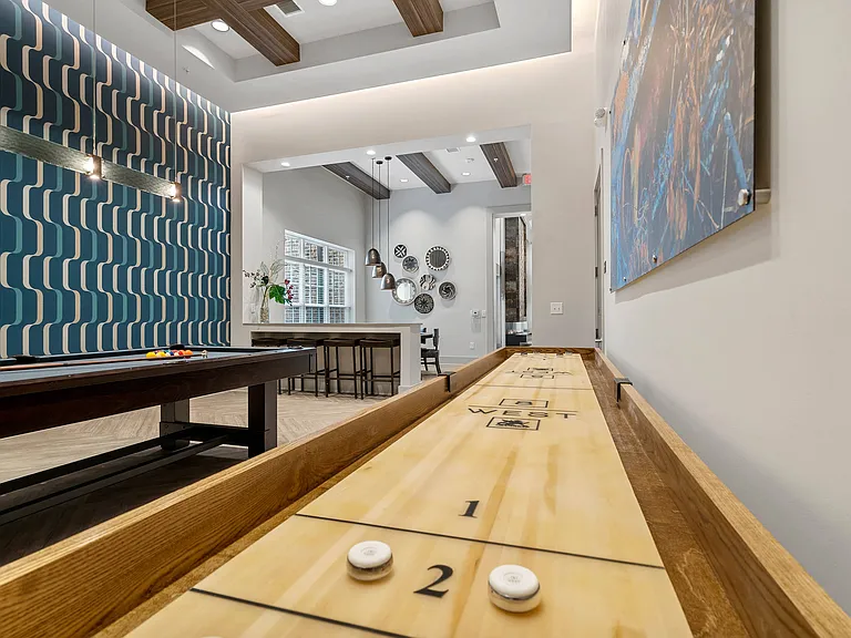 8 West — Photo 14