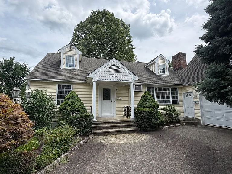 32 Triangle St — Photo 1