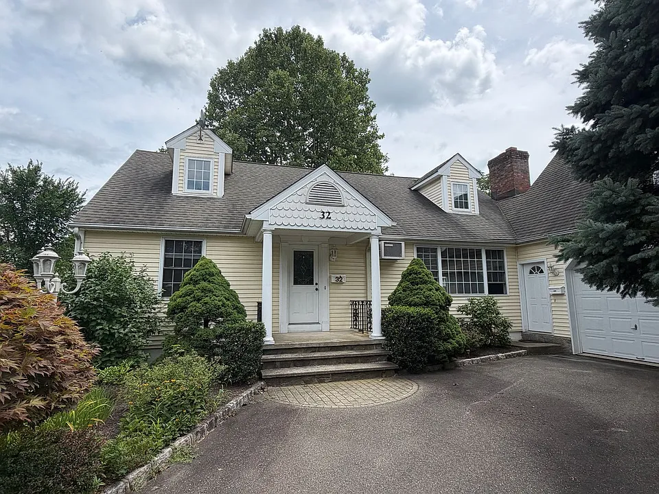32 Triangle St
