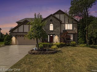 3464 Kossuth Ct, Lake Orion, MI 48360