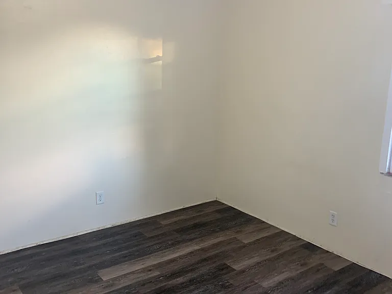 Updated 2 Bedroom in Nob Hill with Garage & Balcony — Photo 29