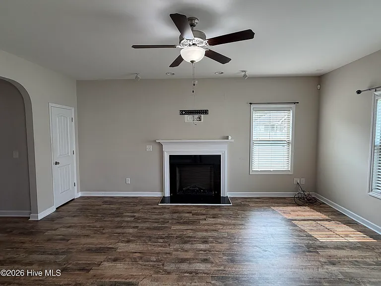 2125 Cove Ct — Photo 3