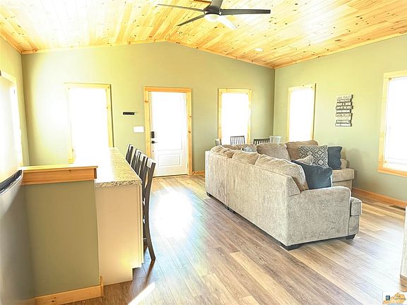 3rd image of 5 Cozy Acres Dr