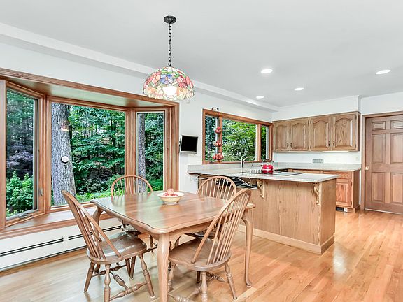 4th image of 55 Ethan Allen Ln