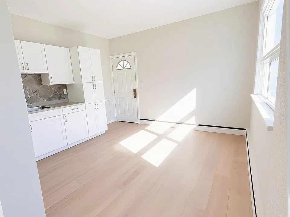 537 Confederation St #9