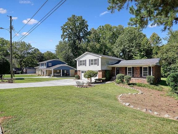 3rd image of 2301 Tuxedo Dr SE