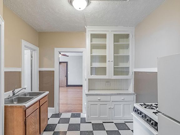3rd image of 2464 Harney St APT 25