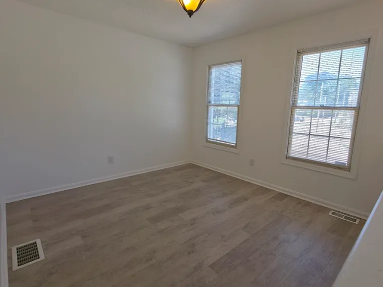 8114 Chester Pkwy — Photo 15