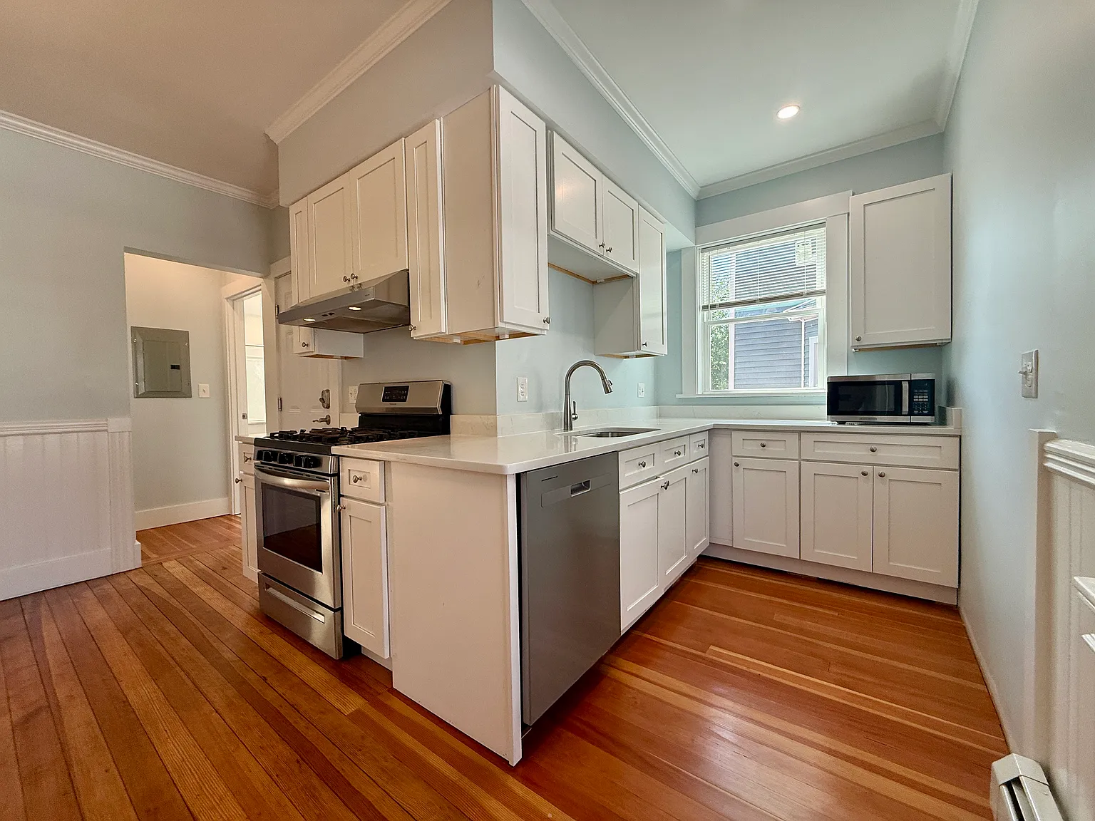 3 bed, 1275 sqft, $3,150 — Photo 2