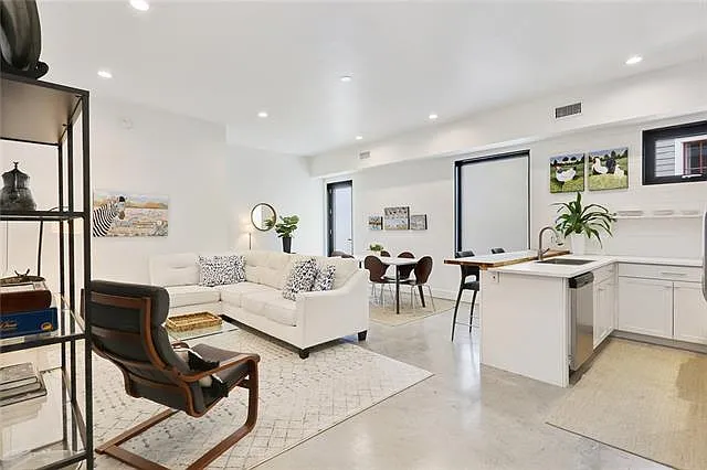 921 Race St #C — Photo 3