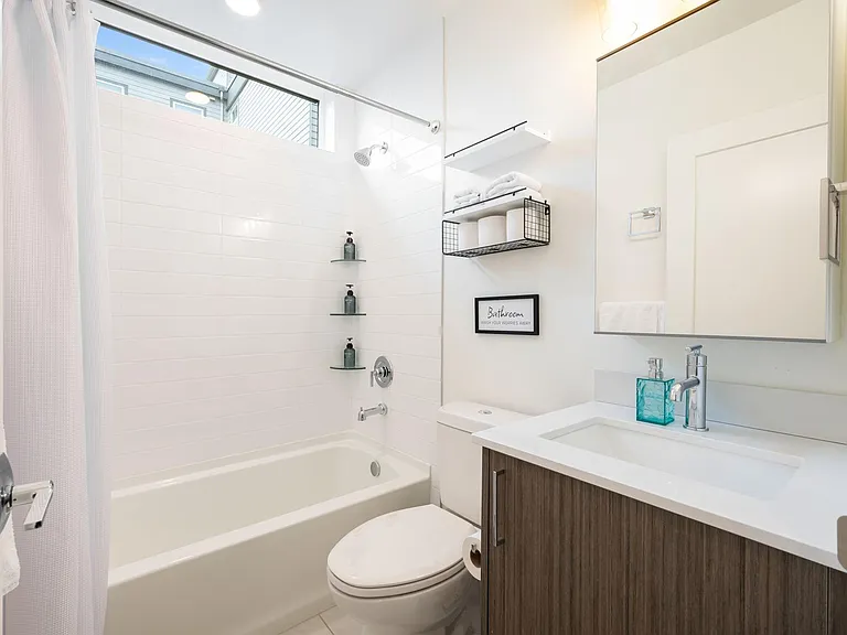 1427 E Howell St — Photo 16