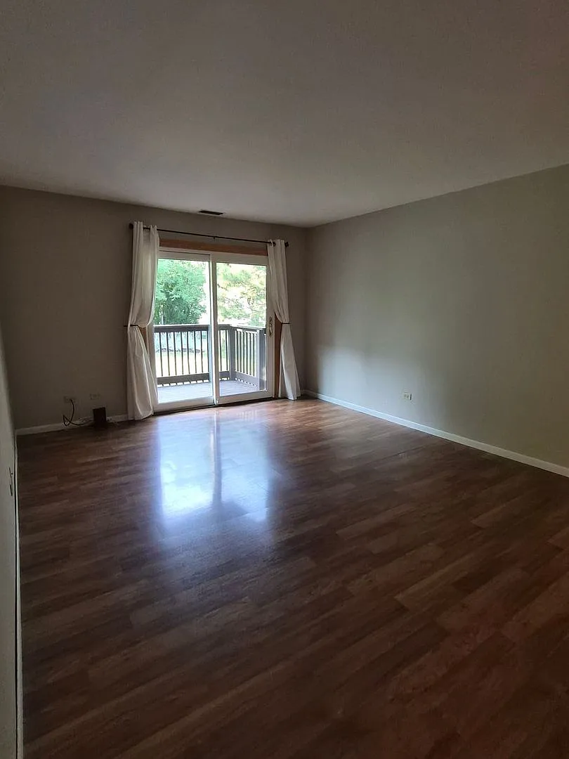 Private & Peaceful 2BR Condo in Wheaton — Photo 2
