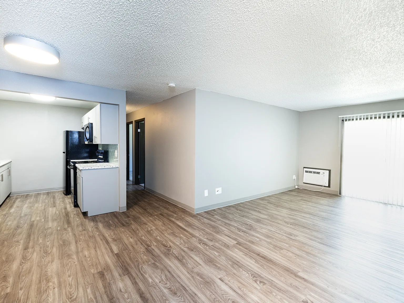Caesar Square Apartments — Photo 4