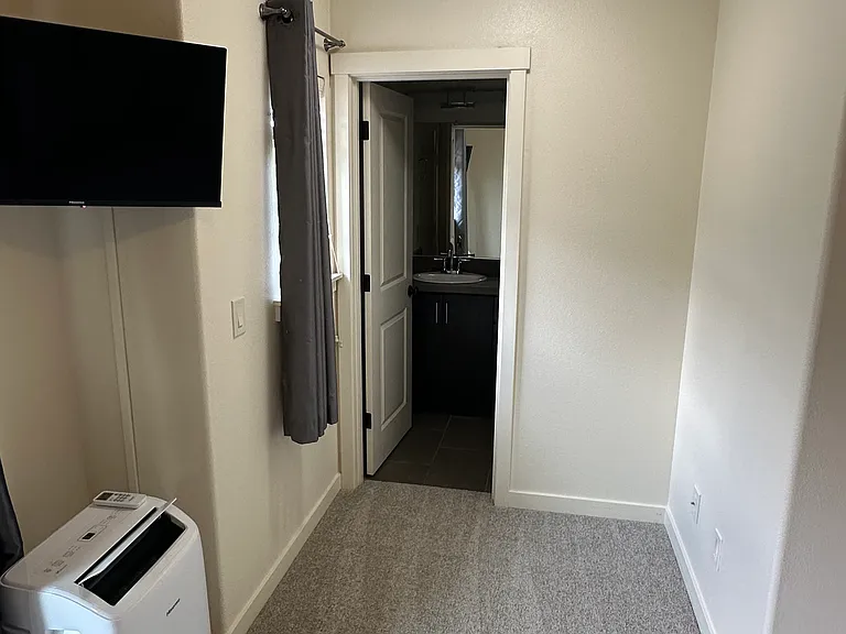 837 NE Wheelock Pl — Photo 9