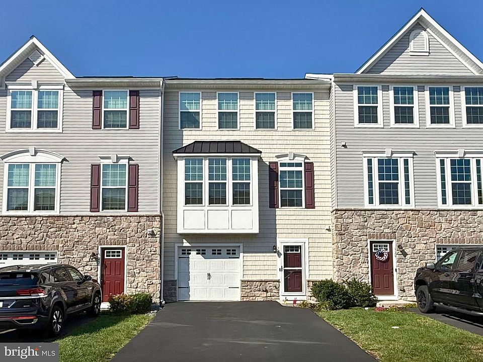 1st image of 327 Pin Oak Ln