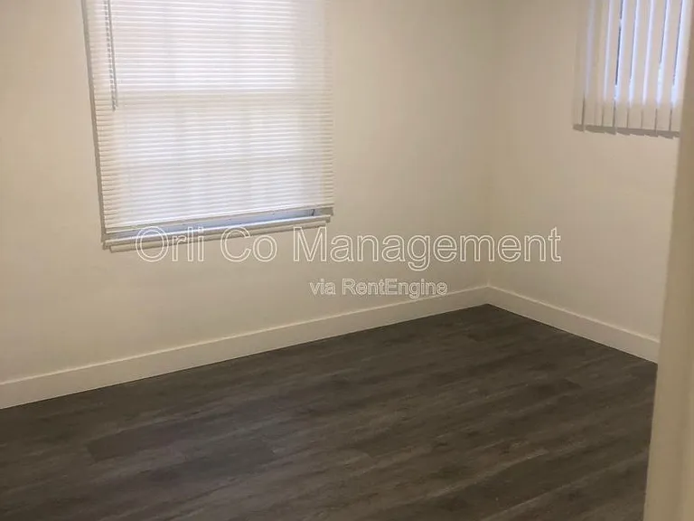 6500 Balboa Blvd — Photo 8