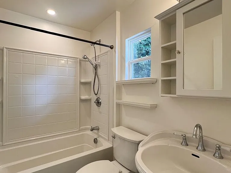 934 Clinton St — Photo 17
