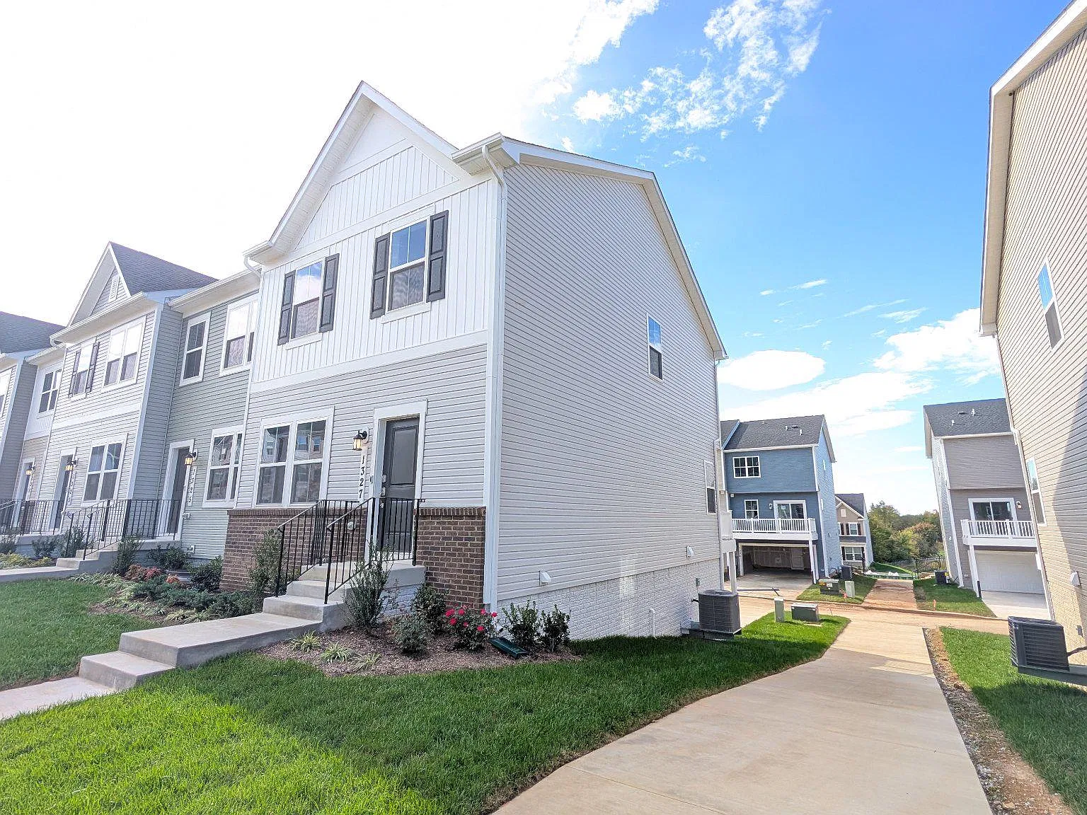 3 bed, 3.5 bath, 2000 sqft, $1,995 — Photo 3