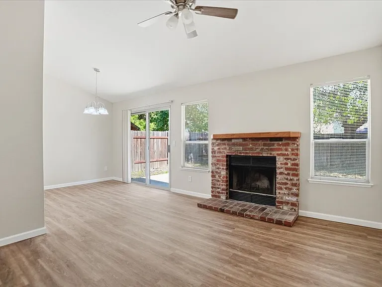 604 Hovey Way — Photo 4