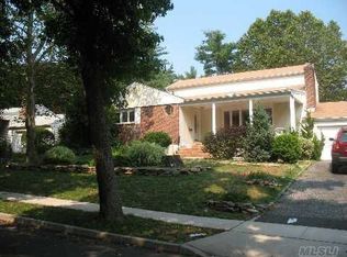 56 Park Vw, Albertson, NY 11507