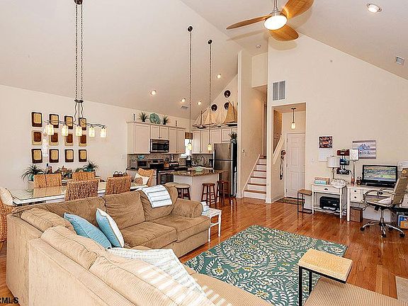 3rd image of 851 2nd St #2