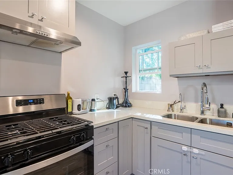 7647 Amestoy Ave — Photo 8