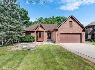 227 Bloomer Ridge Ct, Rochester, MI 48307