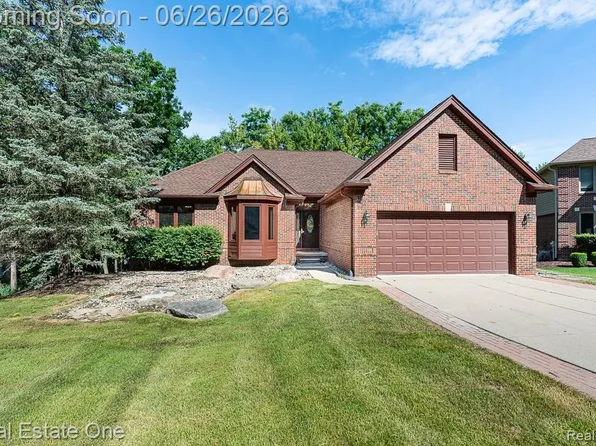 227 Bloomer Ridge Ct, Rochester, MI 48307