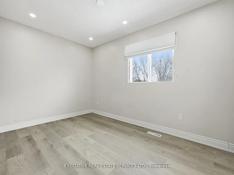 69 Lorraine Cres — Photo 13