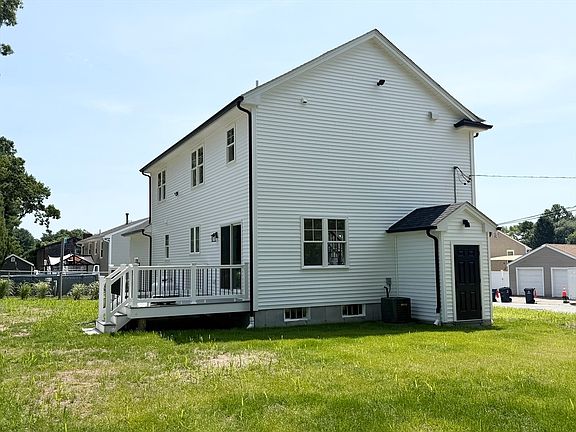 3rd image of 955 Crescent St